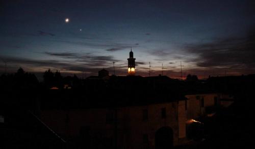 Bienate di sera con Luna e Venere